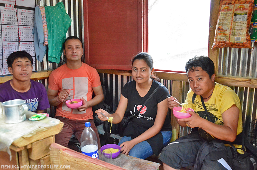 IMG-Nepalese folks in Darjeeling