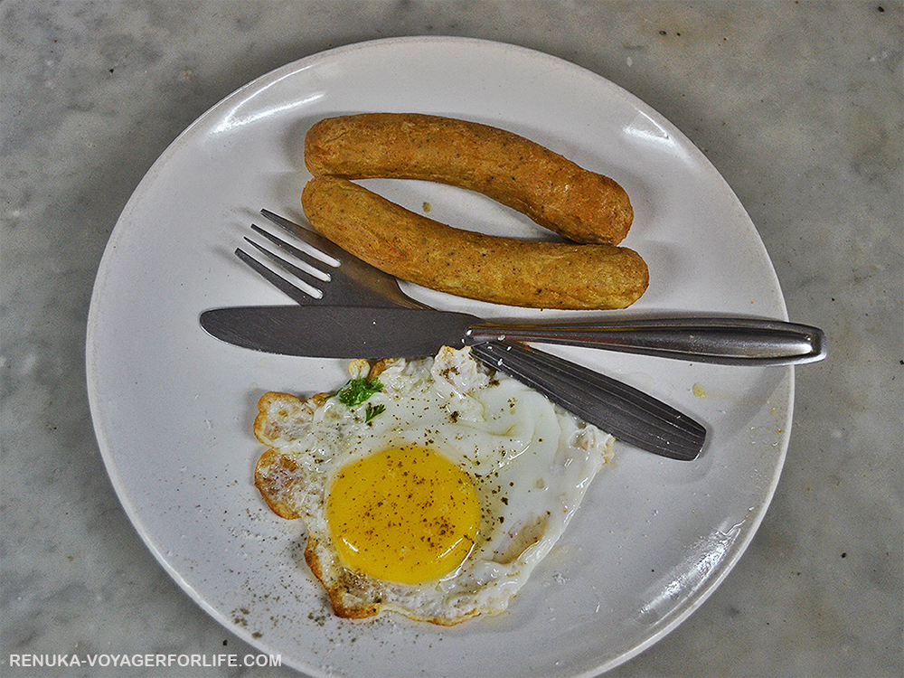 IMG-Parsi omlette and sausages in Mumbai restaurants